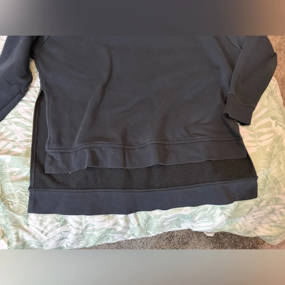 Nike Dri-FIT Black Top - sweatshirt with split sizes at bottom